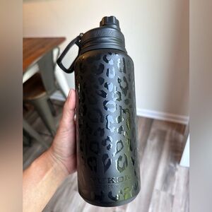 Yukon Outfitters Cheetah Print 32 oz Water Bottle